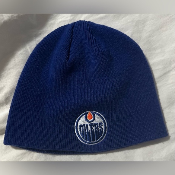🎁Oilers Winter Hat🎁 - Picture 1 of 3